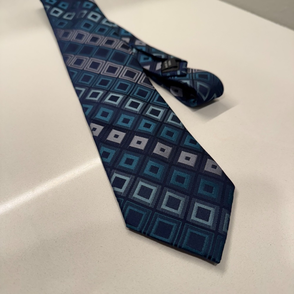 KENNETH COLE Reaction Tie Blue Geometric‎ Silk Tie Necktie Preppy Casual Adult